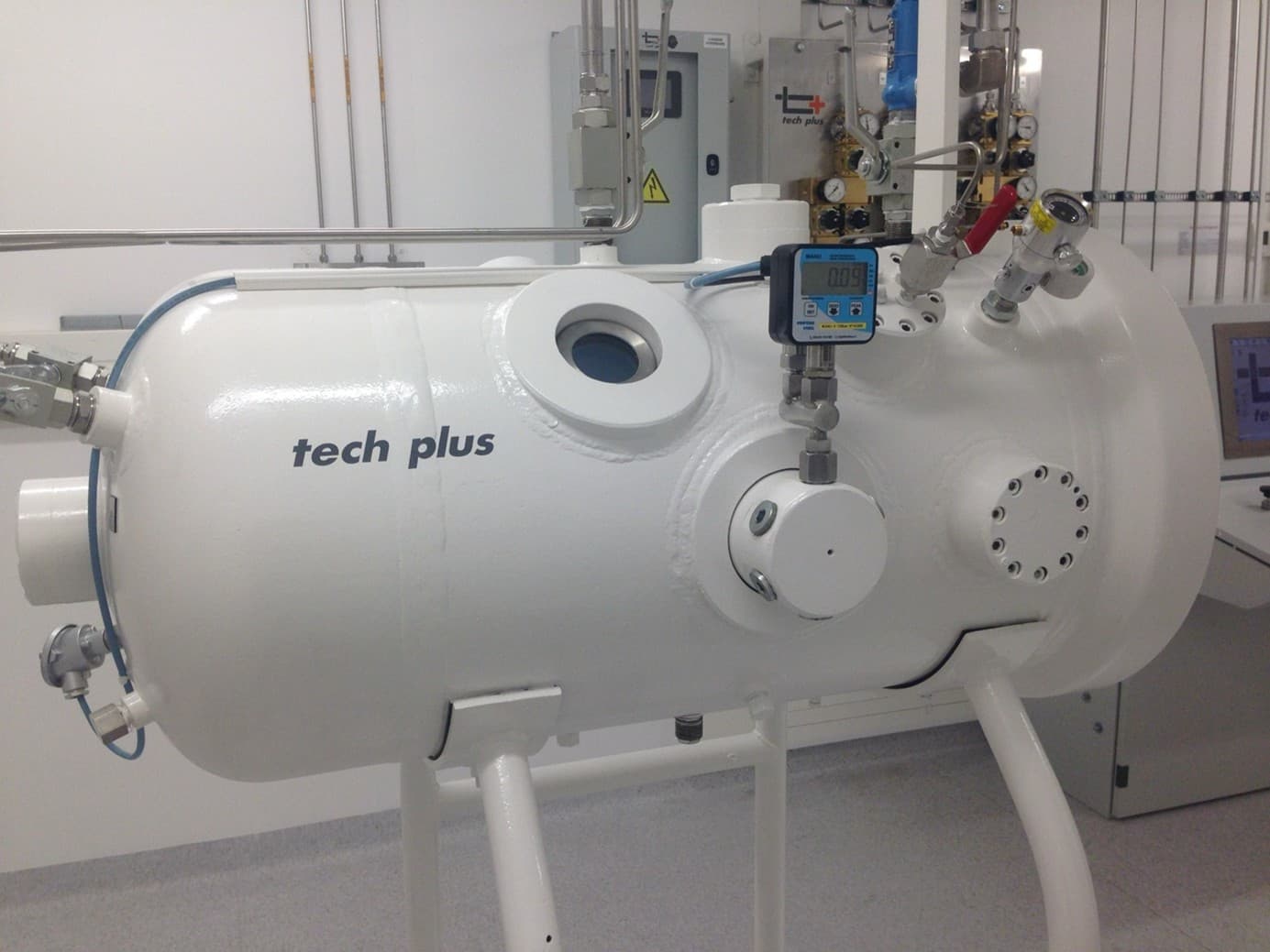 Caisson hyperbare vétérinaire compact Tech Plus pour petits animaux, avec hublot et manomètre numérique