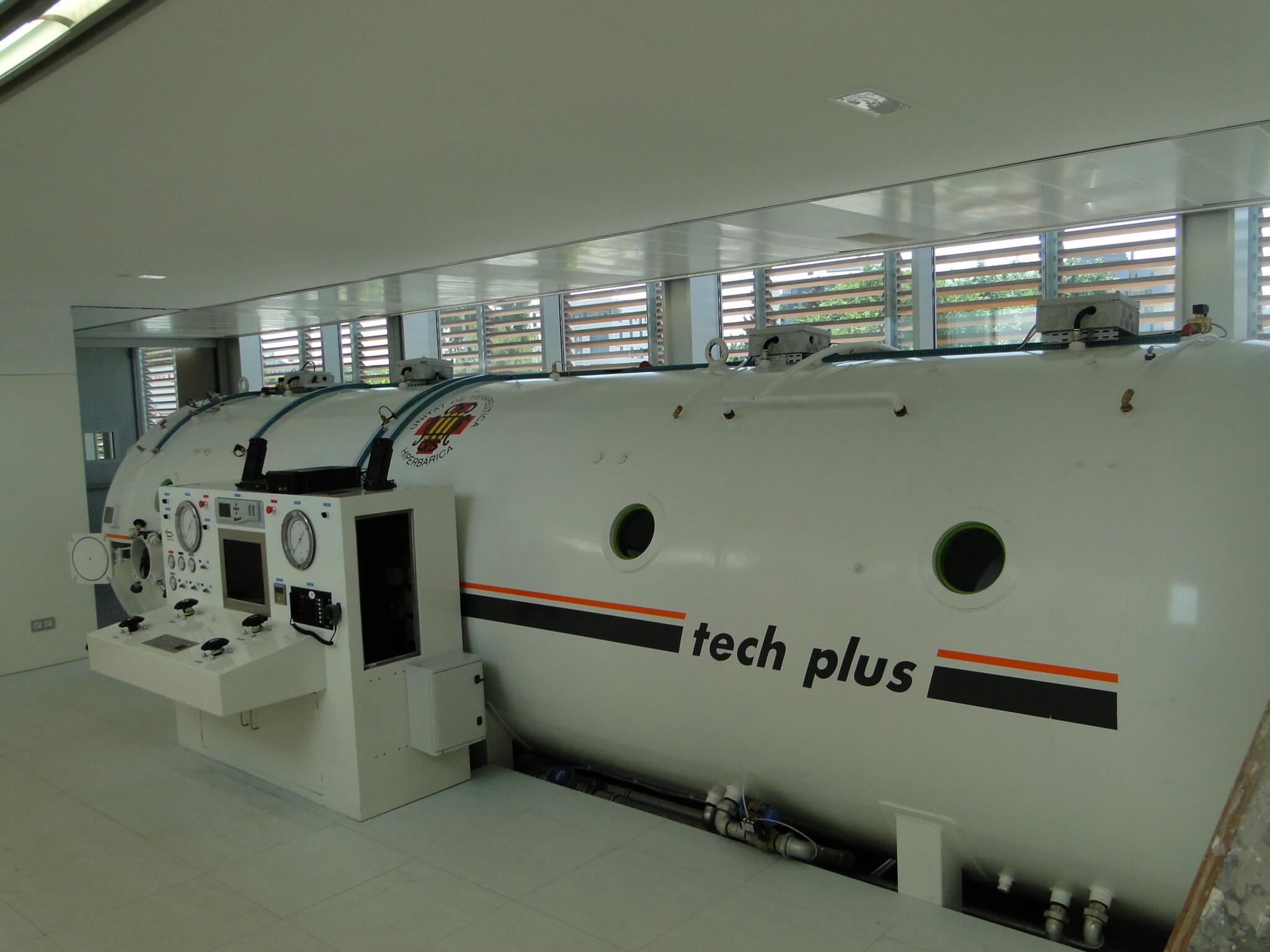 Multiplace hospital hyperbaric chamber for wound care and decompression therapy