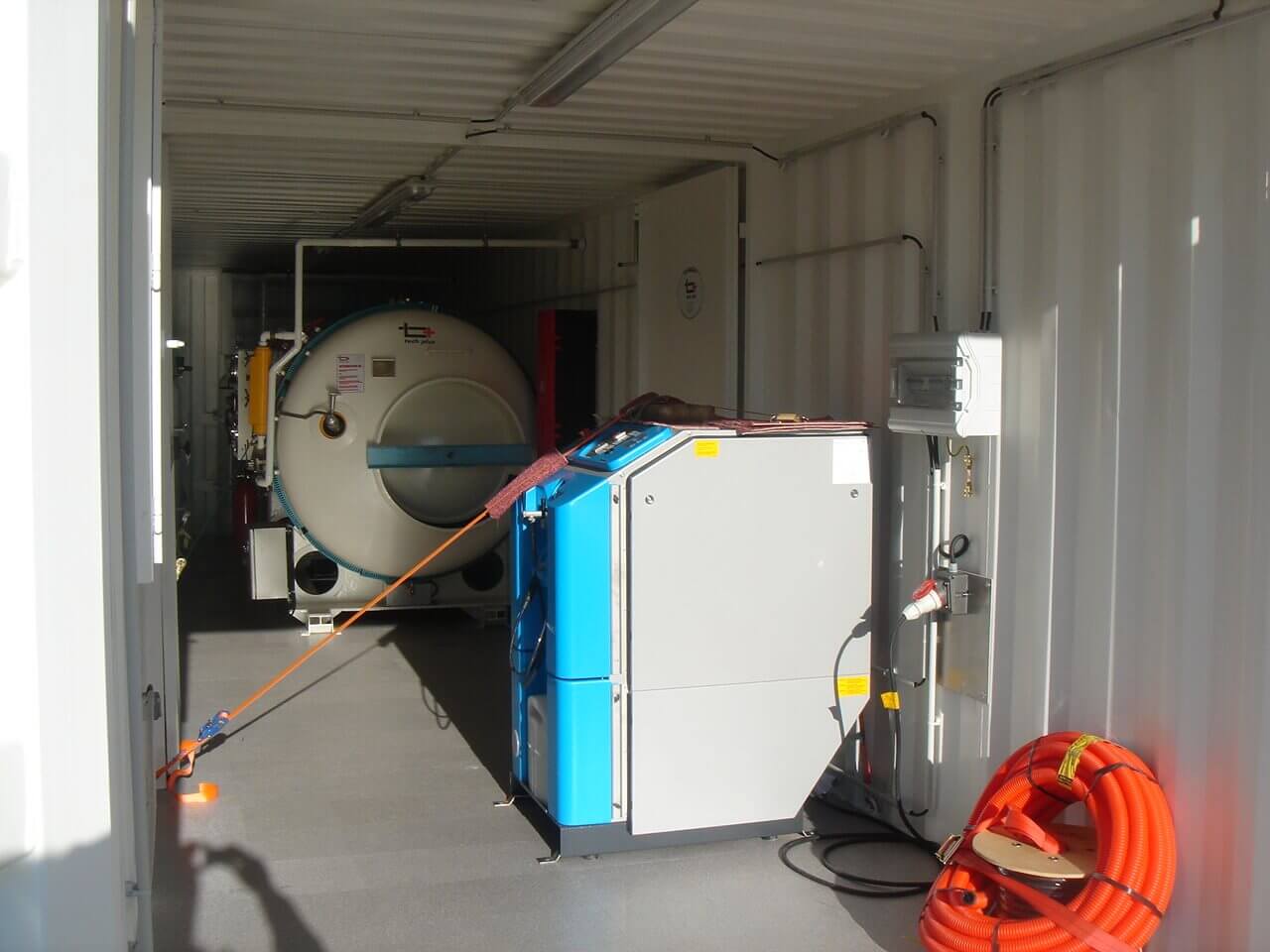 Mobile containerized hyperbaric chamber with integrated decompression unit for temporary projects