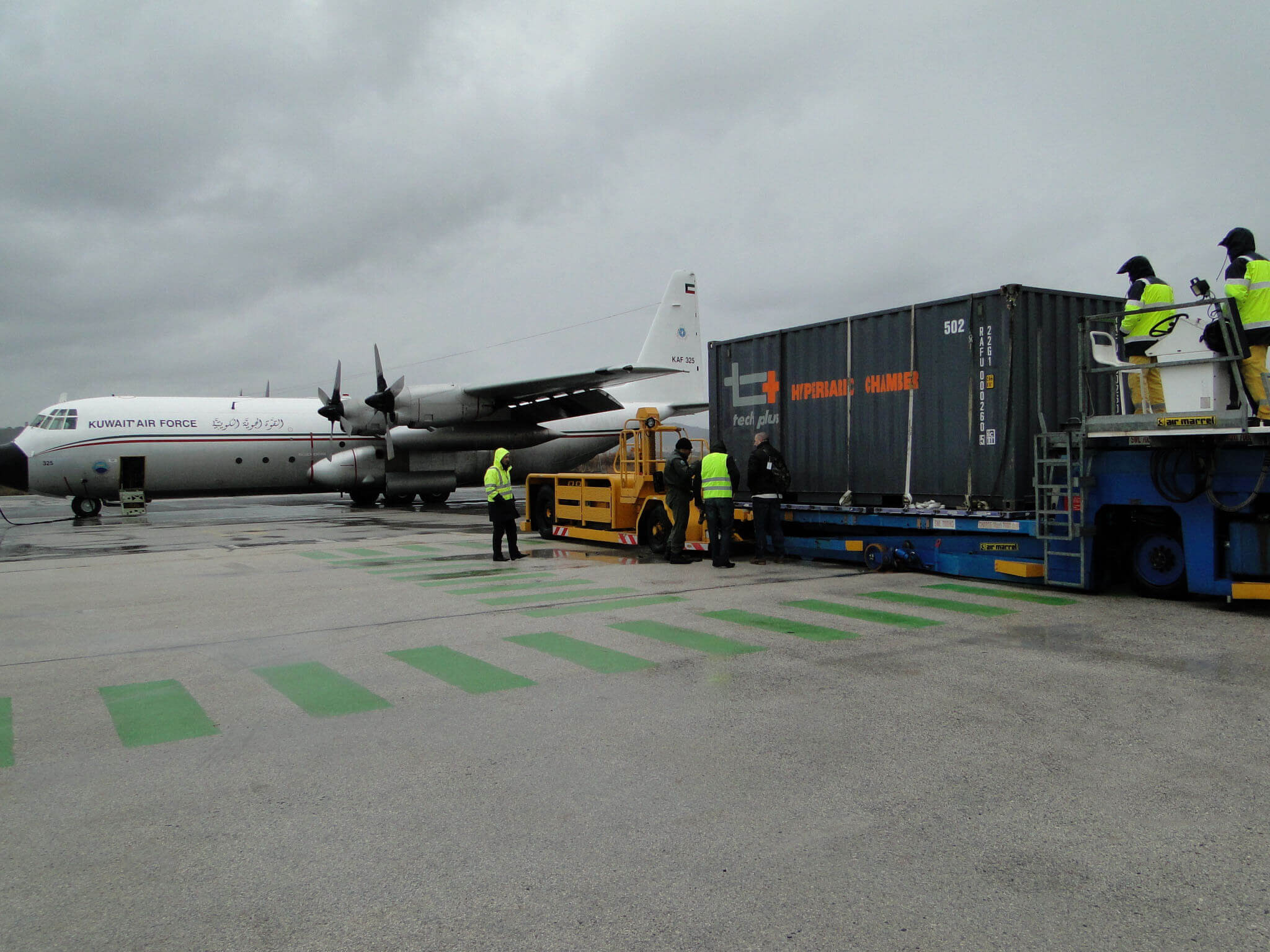 Tactical hyperbaric chamber air transport for military field deployment