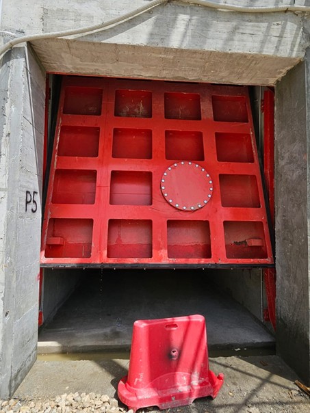 Pressure-rated grid pattern sectional door for underground construction chambers