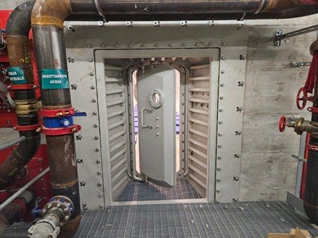Industrial hyperbaric sectional door with horizontal pressure-resistant slats for tunnel safety
